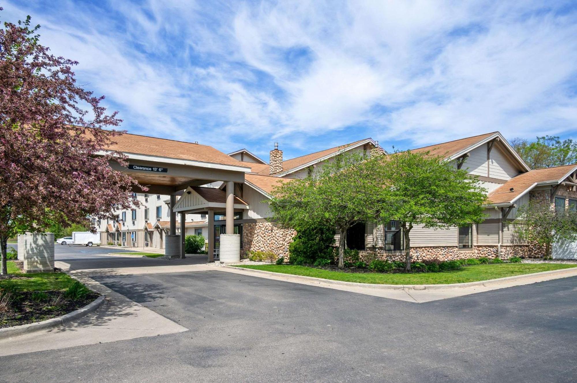 White Pine Inn & Suites Holland Zewnętrze zdjęcie