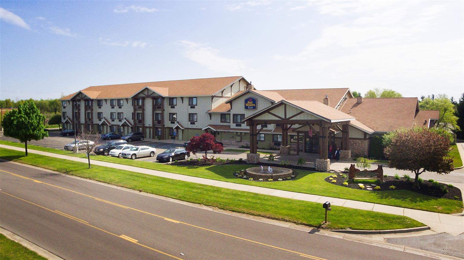 White Pine Inn & Suites Holland Zewnętrze zdjęcie